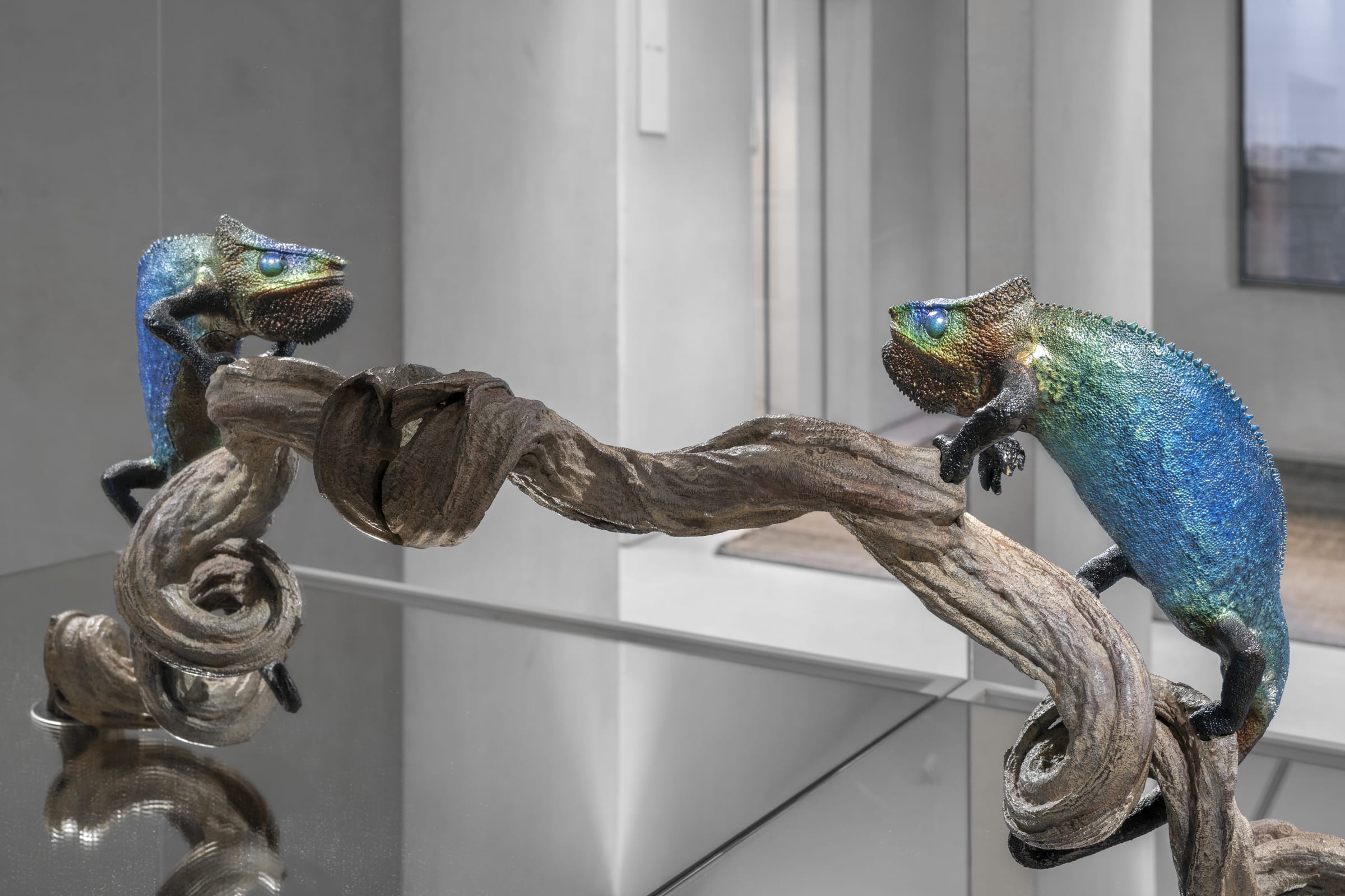 gnieszka Kurant, Recursivity 1, 2024. Bronze, museum glass, liquid crystal pigments, heat sinks, Peltier elements, Artificial Intelligence, custom software, computer, AC, custom pedestal