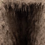 Delcy Morelos, Madre, 2025, earth, clay, water, wood, metal, jute, hay, straw, cinnamon, cloves, buckwheat, chia seeds, tobacco, honey, dimensions variable. Exhibition view Hamburger Bahnhof – Nationalgalerie der Gegenwart, 11.7.2025 – 25.1.2026 © Delcy M