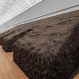 Delcy Morelos, Madre, 2025, earth, clay, water, wood, metal, jute, hay, straw, cinnamon, cloves, buckwheat, chia seeds, tobacco, honey, dimensions variable. Exhibition view Hamburger Bahnhof – Nationalgalerie der Gegenwart, 11.7.2025 – 25.1.2026 © Delcy M