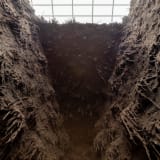 Delcy Morelos, Madre, 2025, earth, clay, water, wood, metal, jute, hay, straw, cinnamon, cloves, buckwheat, chia seeds, tobacco, honey, dimensions variable. Exhibition view Hamburger Bahnhof – Nationalgalerie der Gegenwart, 11.7.2025 – 25.1.2026 © Delcy M